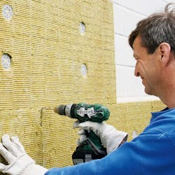 Isolera utvändigt: Den nya isoleringen limmas och fästs Isolera utvändigt: Den nya isoleringen limmas och fästs mekaniskt utanpå fasaden